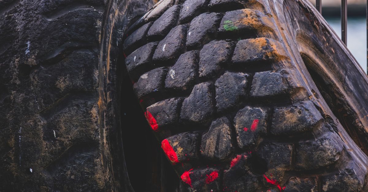 Pneu gasto de um lado só no usado: o que ele revela do carro