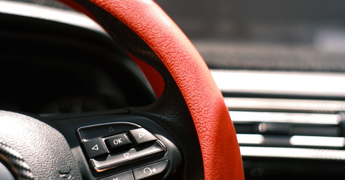Painel, volante e cintos: pistas de airbag mal reposto no usado