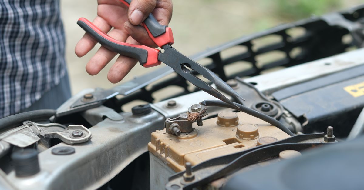 Bateria do carro que vive descarregando: sinais e cuidados
