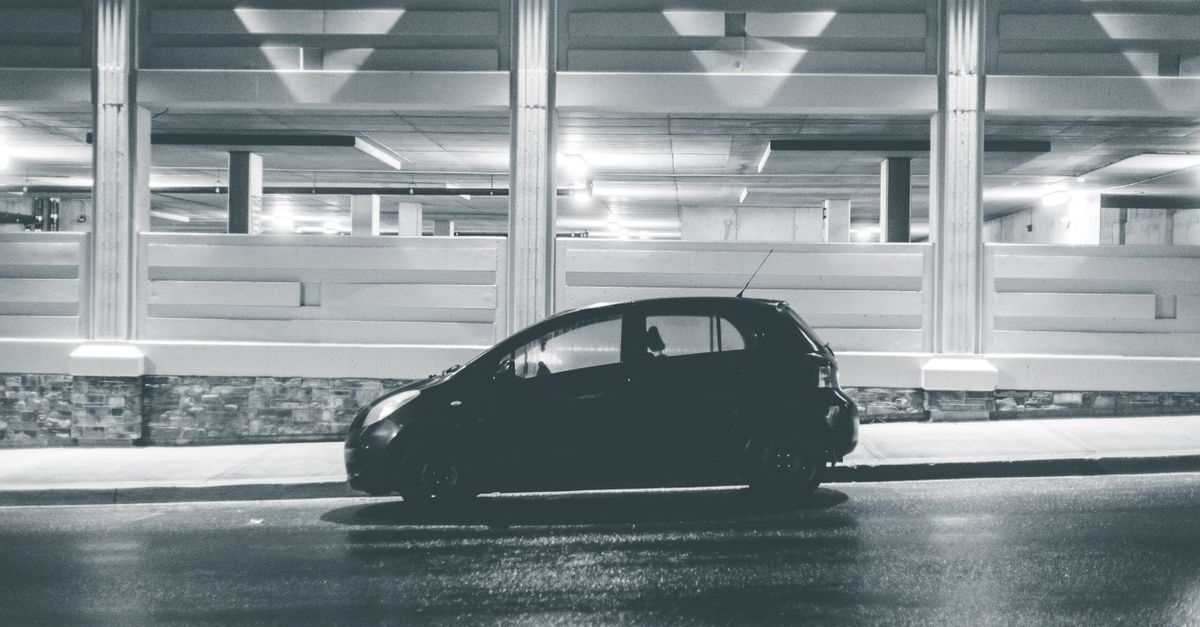 Carro alugado devolvido com a loja fechada: vistoria e danos